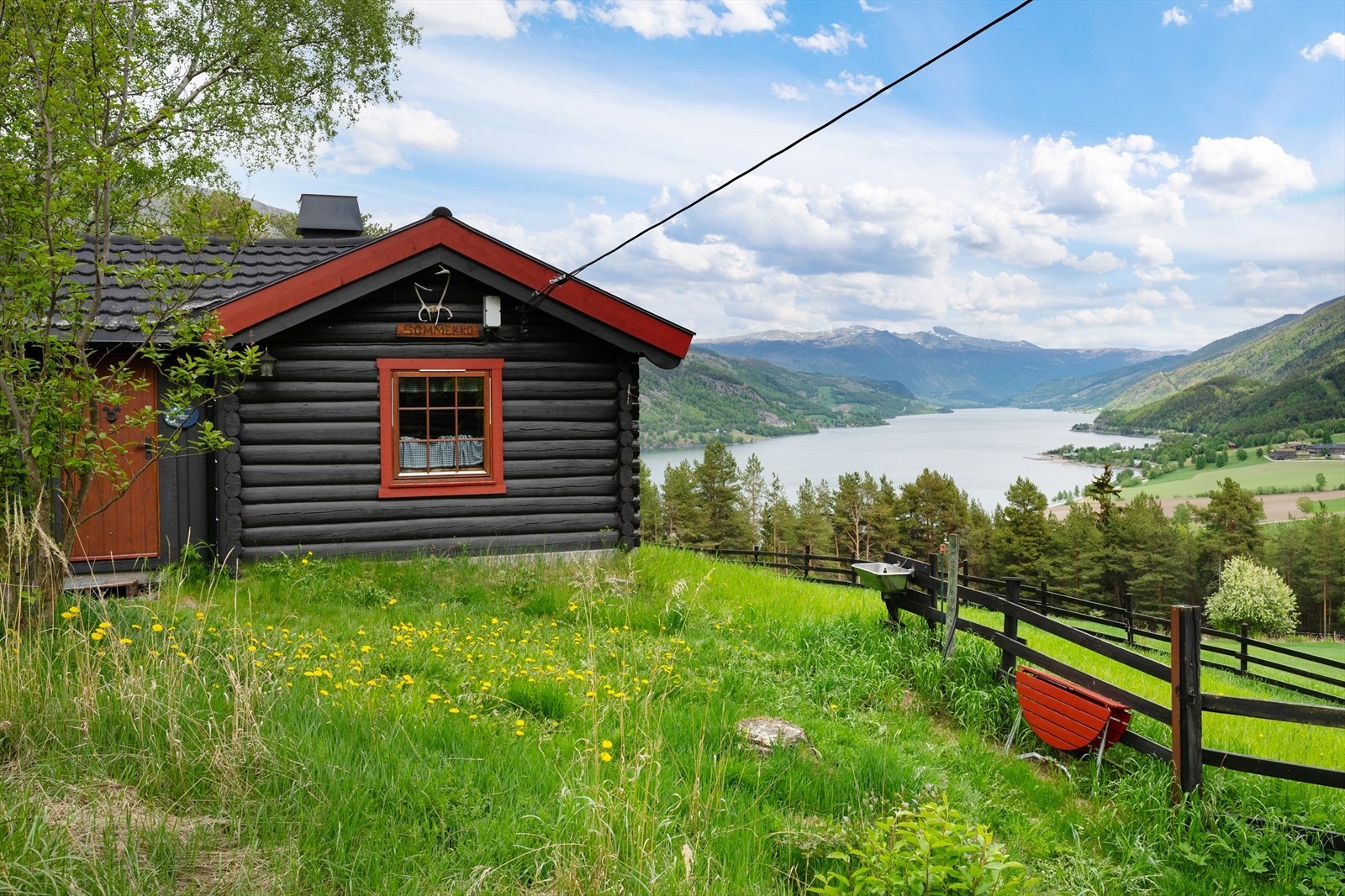 Eiendommen ligger i vakre og rolige omgivelser i Storrviksroe i Vågå. Galleribilde