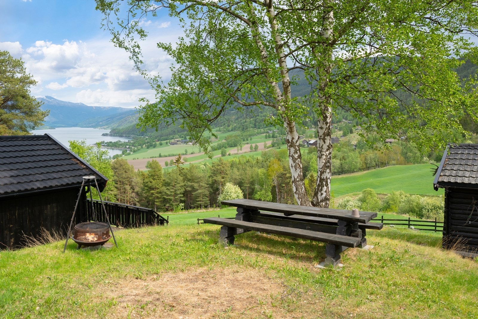 Trivelig tun med flott utsikt. Galleribilde