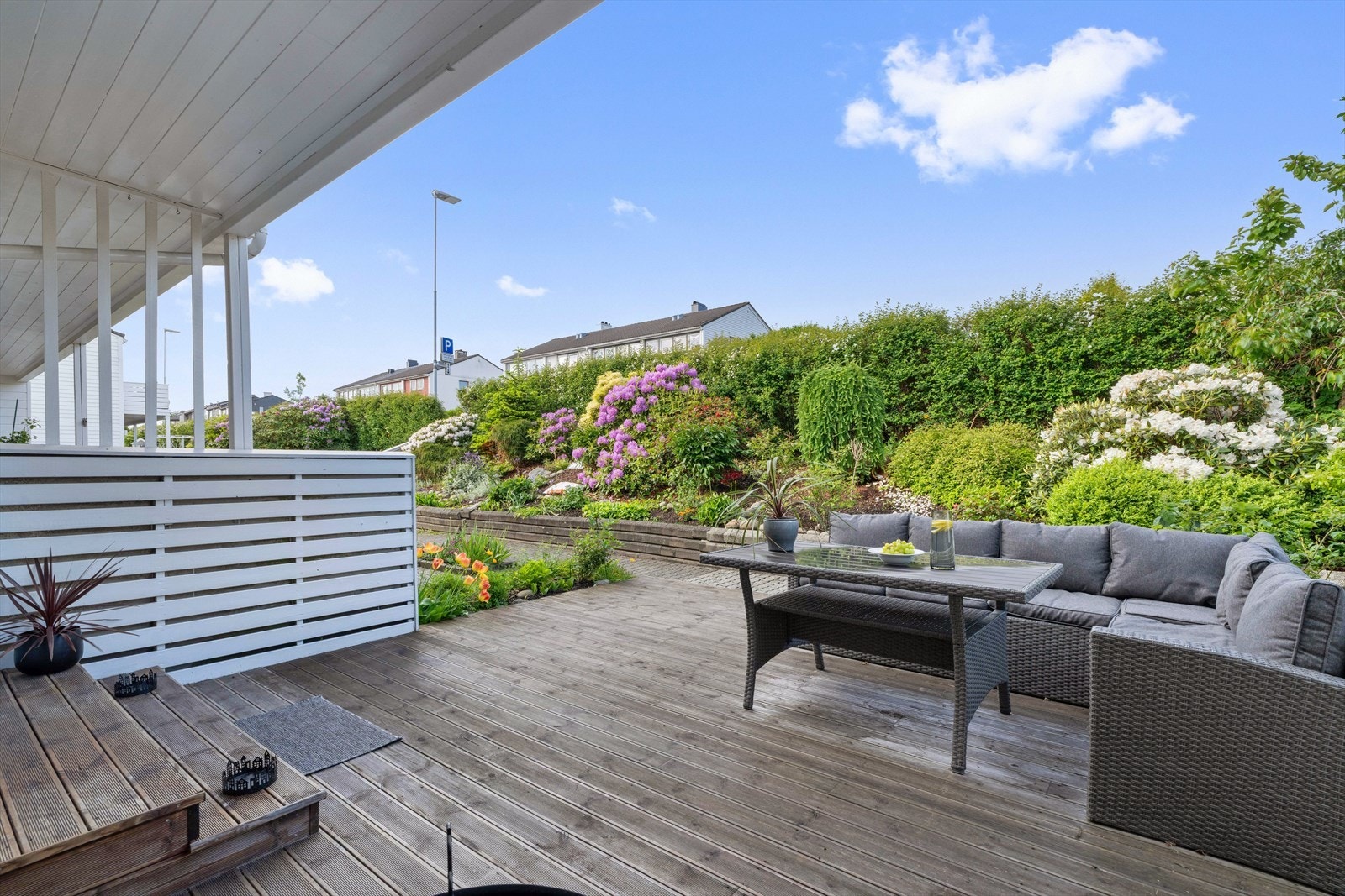 Flott inngangsparti med gjennomført beplantning og en romslig terrasse på 24 kvm som tilbyr god plass til utemøbler og gode solforhold Galleribilde