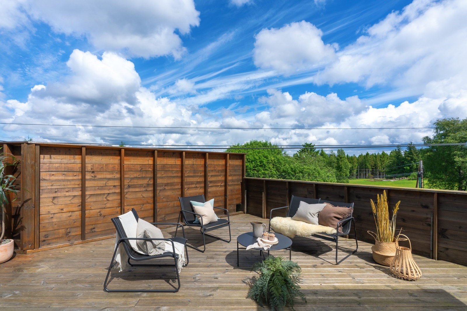 Landlig og usjenert eiendom med totalt BRA på 192 kvm med stor terrasse, fantastiske solforhold og rikelig med samlingspunkter Galleribilde