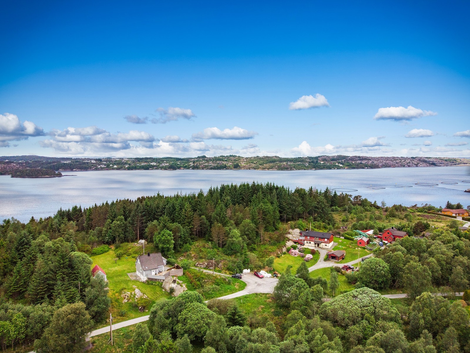 Her bor du med nærhet til flotte turterreng og sjø, samt enkel tilgang til nødvendige servicetilbud Galleribilde