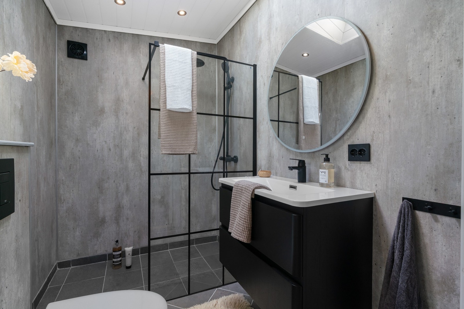 Badet fremstår moderne og ble oppgradert i 2023 Galleribilde