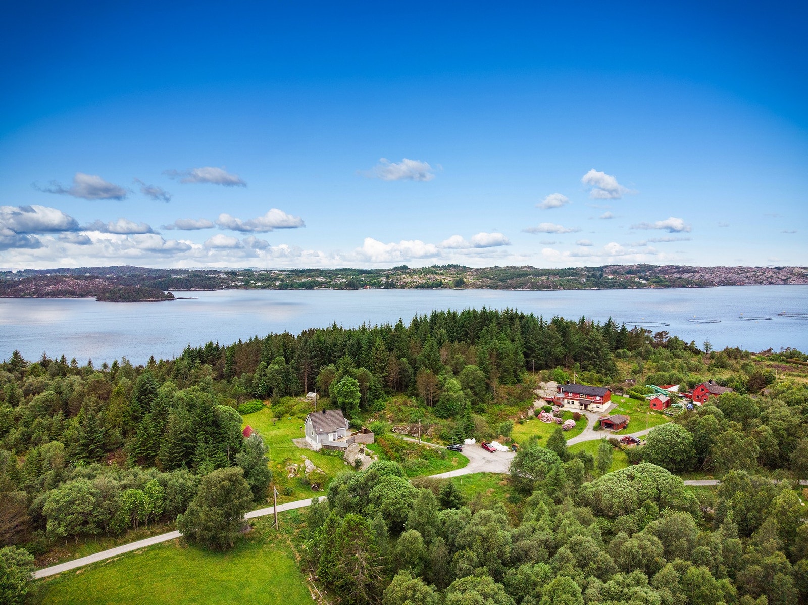 Boligen har en attraktiv beliggenhet i rolige og naturskjønne omgivelser Galleribilde