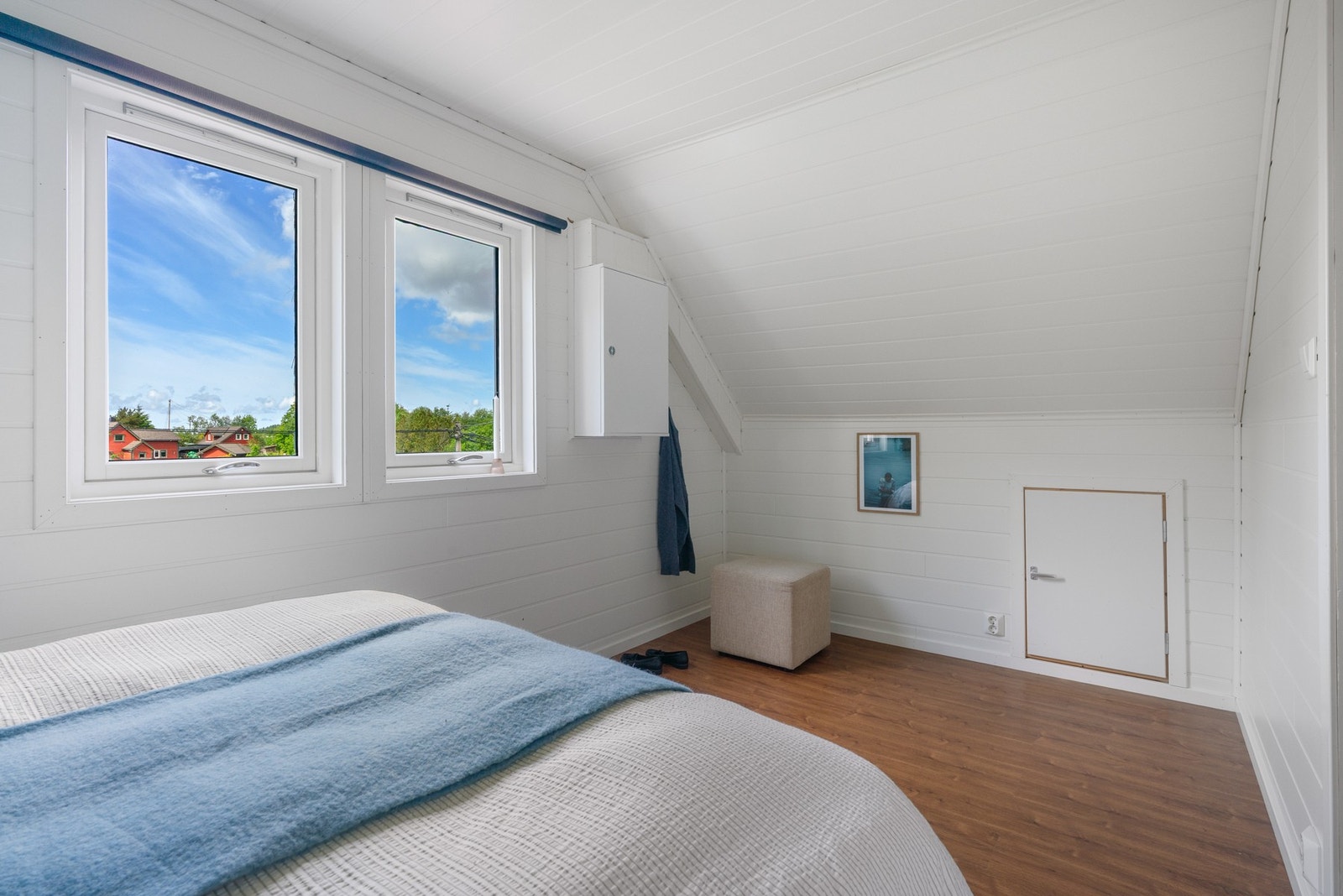 Det er videre plass til skrivebord om ønskelig, samt tilkomst til knebod for ekstra oppbevaring Galleribilde