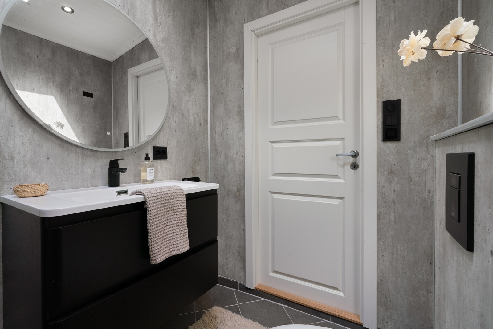 Badet er ellers innredet med moderne baderomsmøblement som vegghengt toalett, servant med møblement og dusj med glassvegg Galleribilde