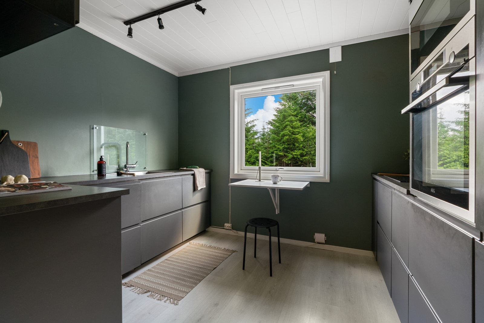 Kjøkkenet er innredet i moderne, samt stilren kjøkkeninnredning fra ikea som var ny i 2020 Galleribilde
