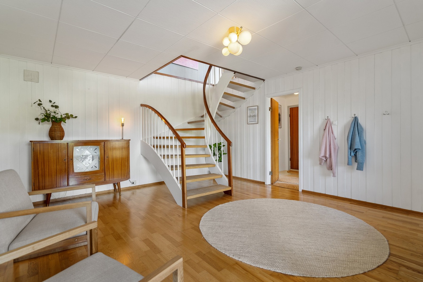 Stor hall/oppholdsrom i underetasje Galleribilde