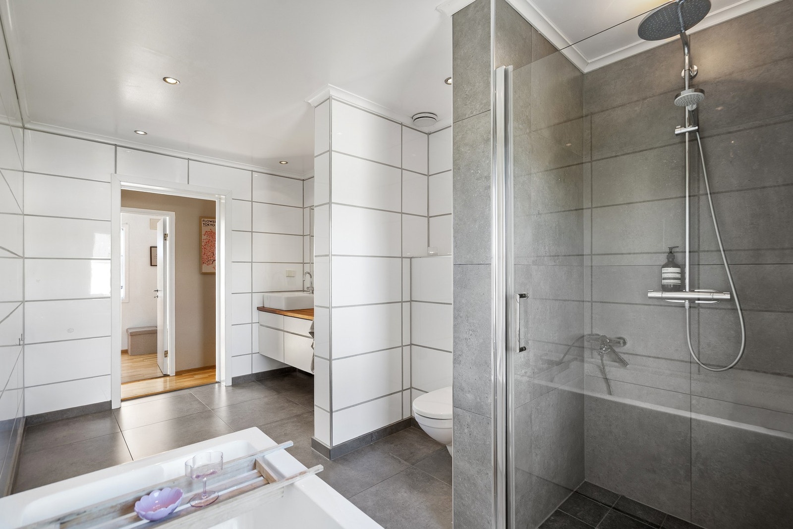 Badet er flislagt med tidløse og stilrene fliser på gulv og vegger Galleribilde