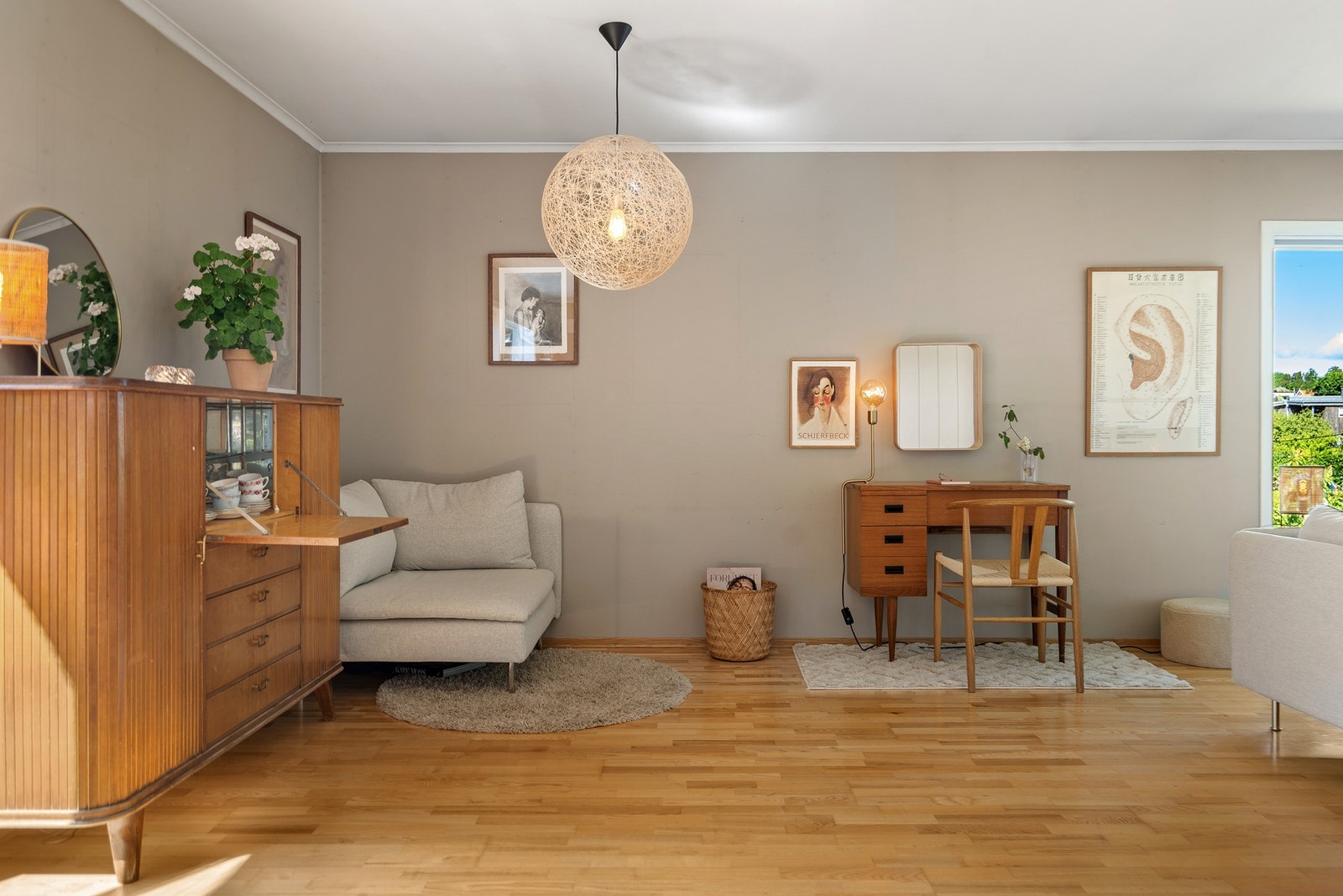 I stuen er det etablert en lese- og skriveplass Galleribilde