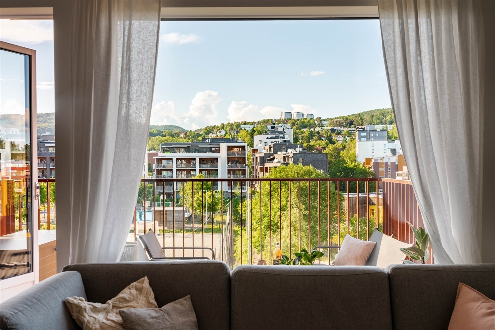 Flott utsikt fra store vindusflater. Galleribilde