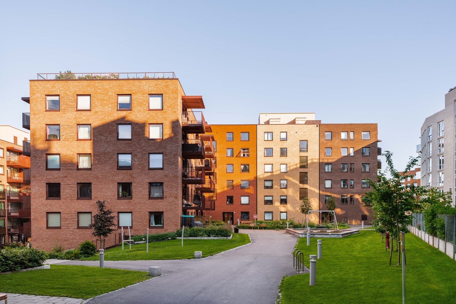 Sentralt og familievennlig med kort vei til skoler, barnehager, treningssenter, turområder, butikker og kollektivtransport. Galleribilde