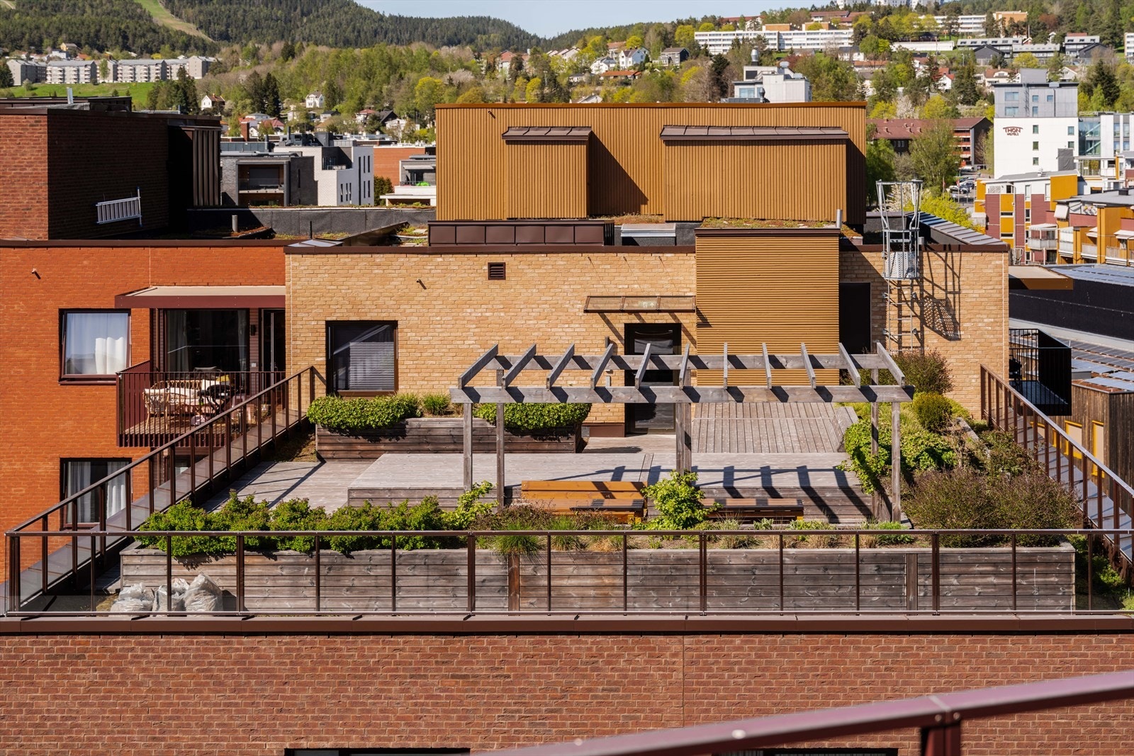 Herlig felles takterrasse med svært gode sol- og utsiktsforhold. Galleribilde