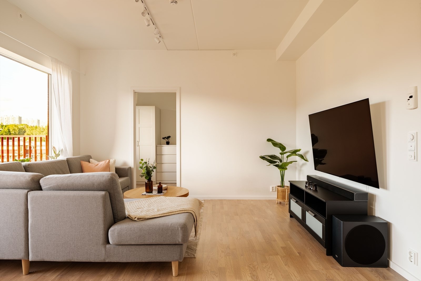 Rommet har god plass til sofagruppe og øvrig møblement, og de lyse overflatene bidrar til en luftig og behagelig atmosfære. Galleribilde