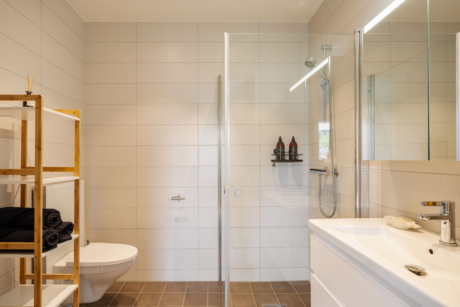 Flislagt baderom med vannbåren gulvvarme og downlights i himlingen. Galleribilde