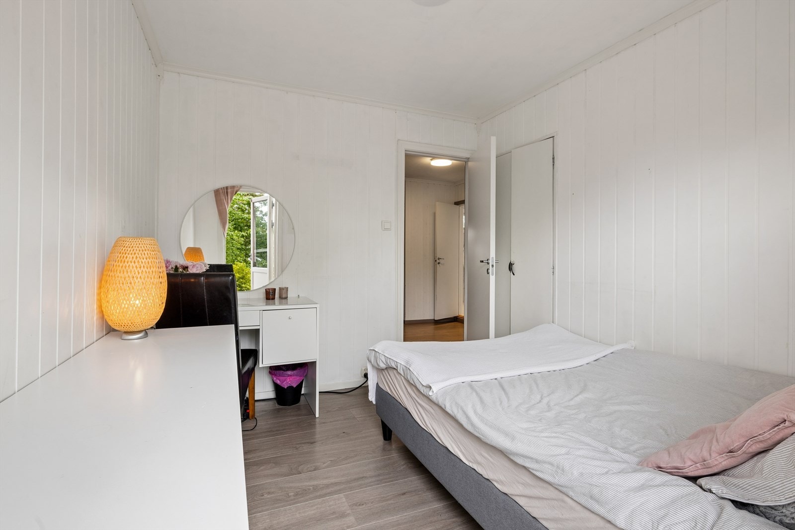 Rommet har god plass til både seng og skrivebord. Galleribilde