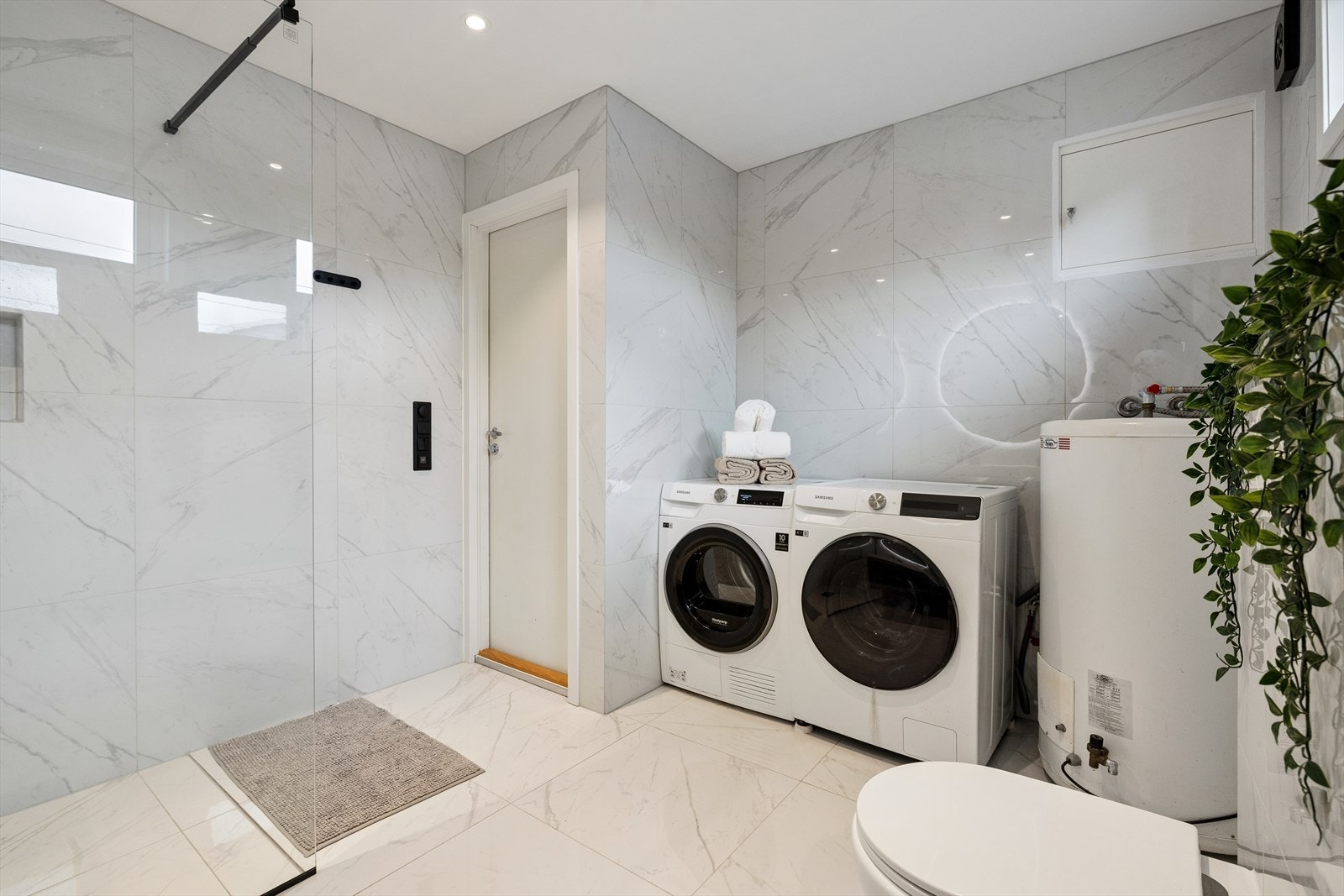 Badet fungerer også som vaskerom, med opplegg for vaskemaskin og tørketrommel. Galleribilde