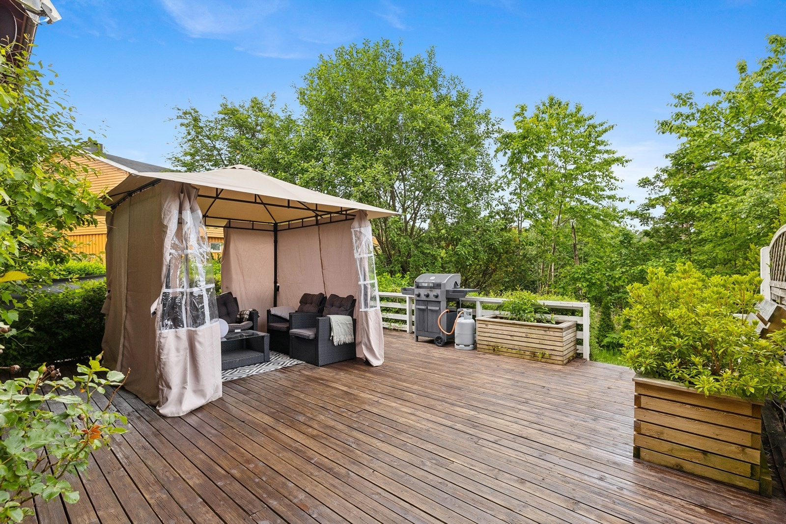 Stor terrasse på 38 m² med god plass til flere sittegrupper. Galleribilde