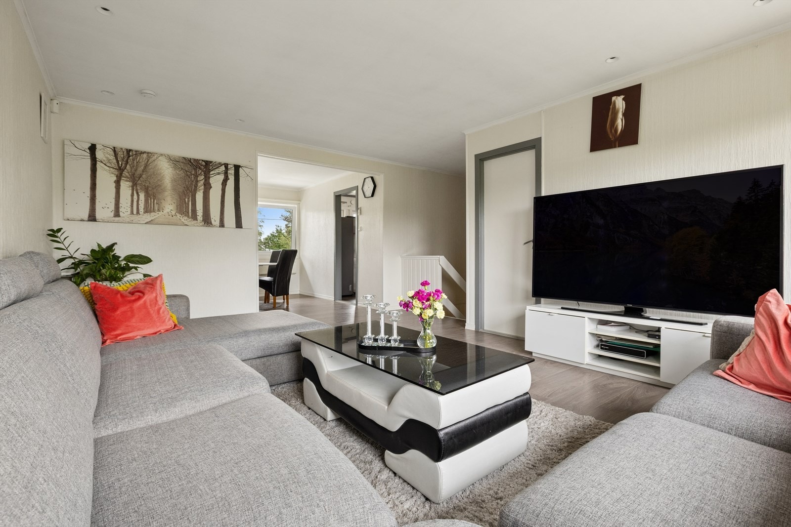 Stuen har god plass til en romslig sofagruppe og er delvis åpen mot spisestuen. Galleribilde