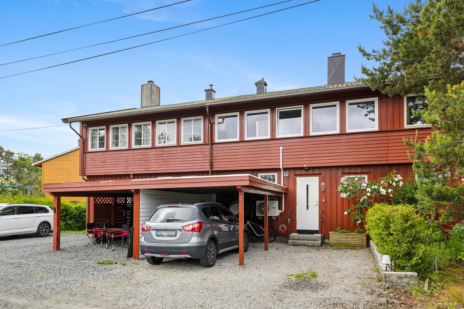 Eiendommen har parkering for to biler, hvorav én i carport. Galleribilde