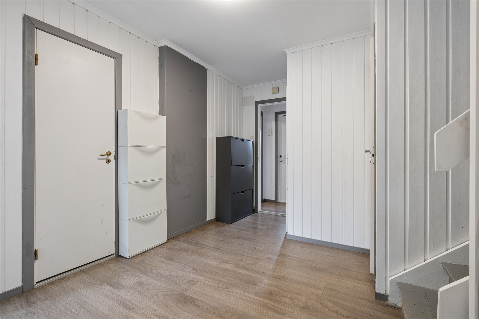 Praktisk entré med tilgang til flere boder for god lagringsplass. Galleribilde