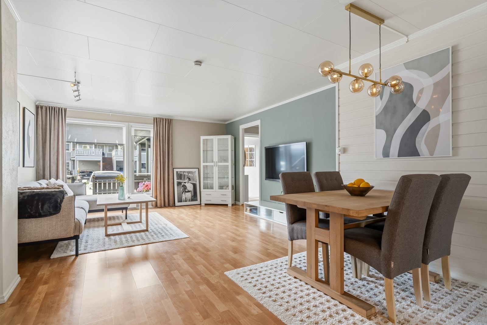 Stuen har god plass til en romslig sofagruppe og spisegruppe, samt utgang til terrassen. Galleribilde