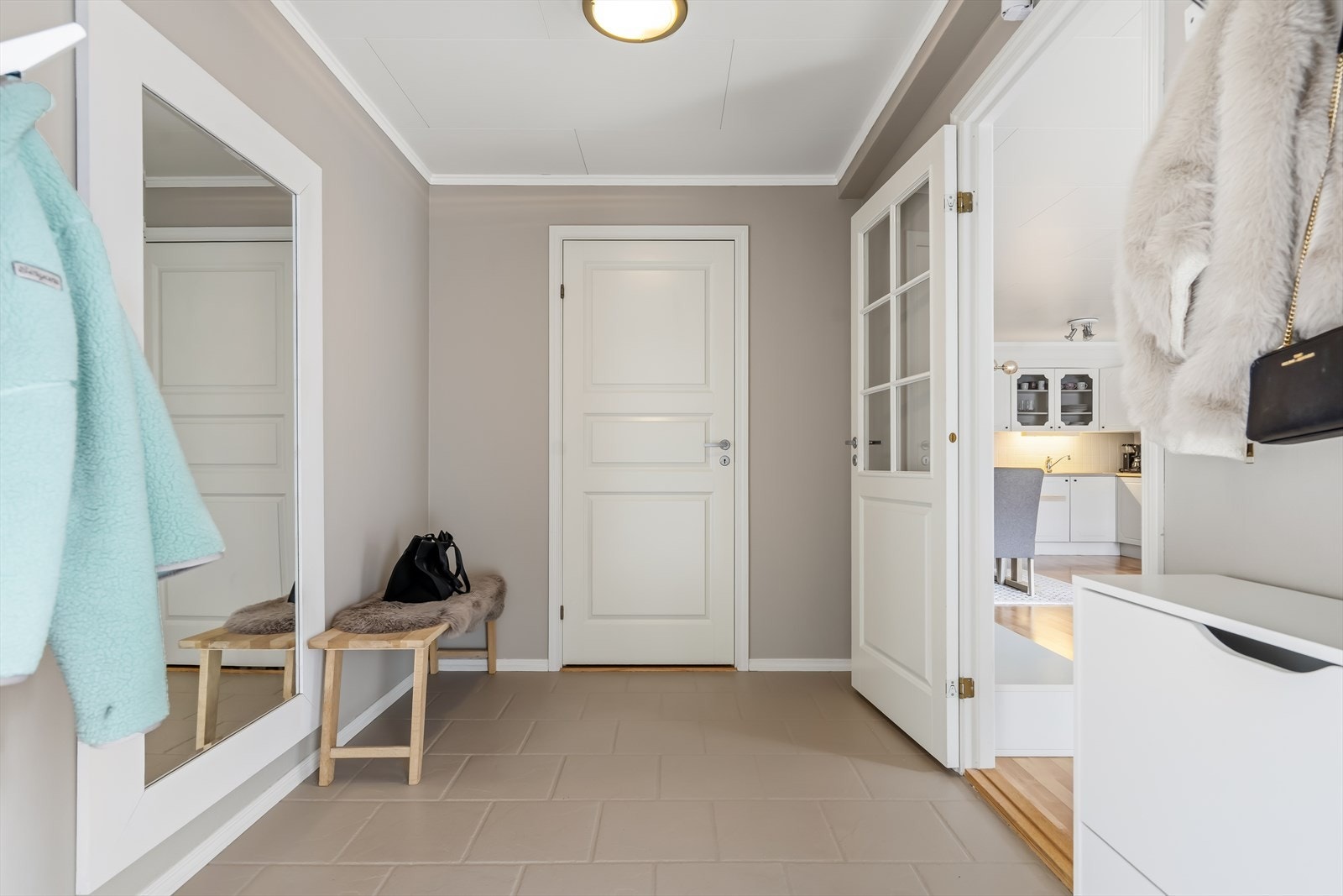 Her ønskes man velkommen inn i en lys og praktisk entré med flislagt gulv og direkte tilknytning innvendig bod. Galleribilde