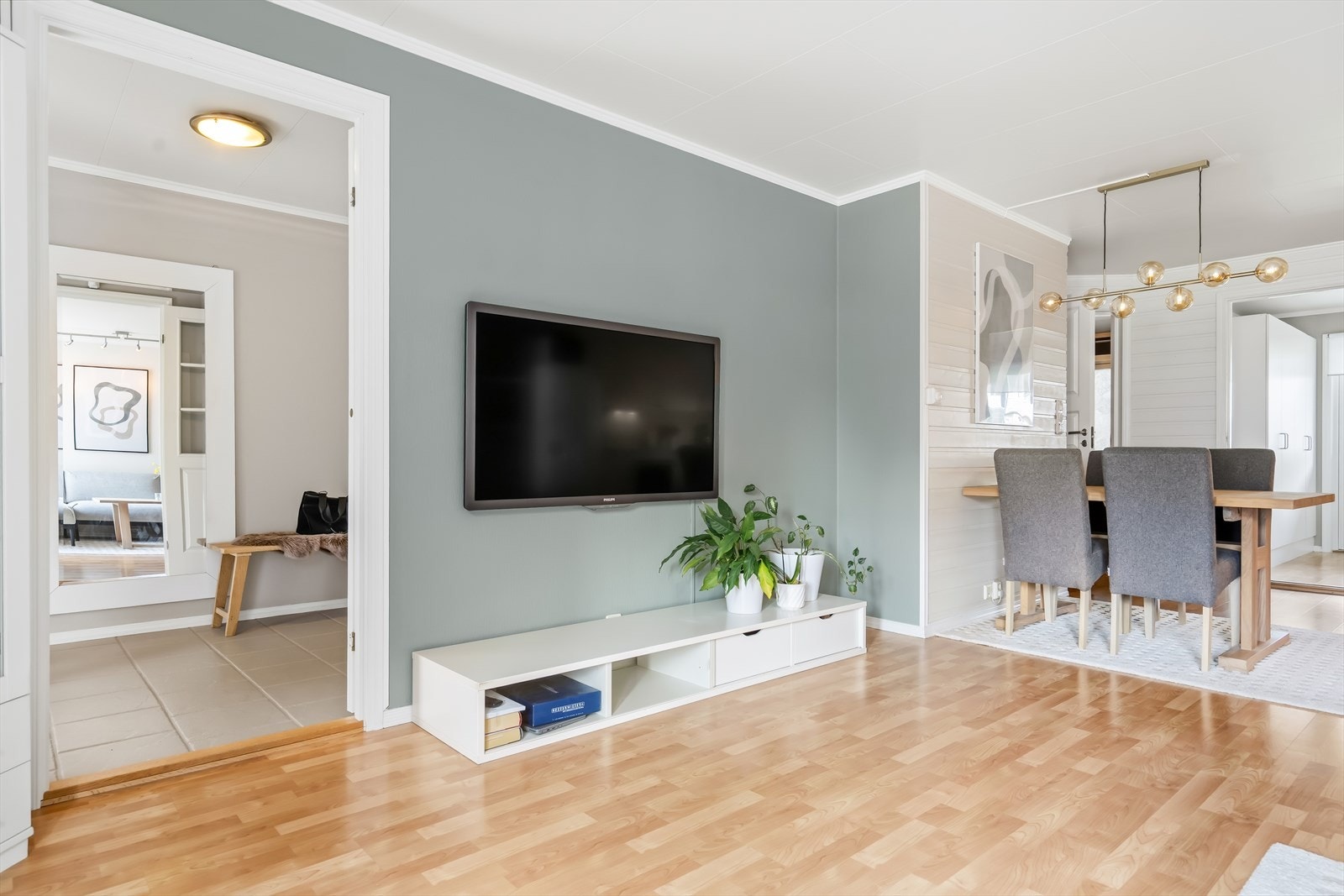 Fra entréen er det enkel adkomst til stuen og resten av leiligheten. Galleribilde