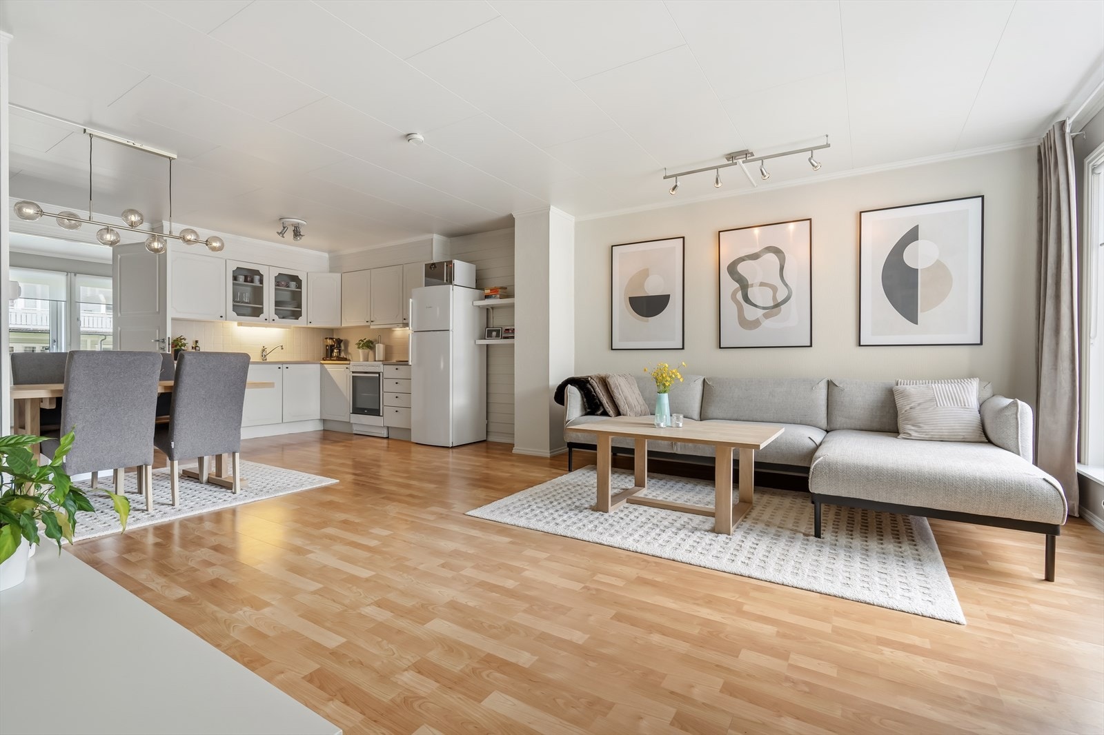 Stuen er romslig og åpen, med store vindusflater som slipper inn mye naturlig lys og skaper en luftig atmosfære. Galleribilde