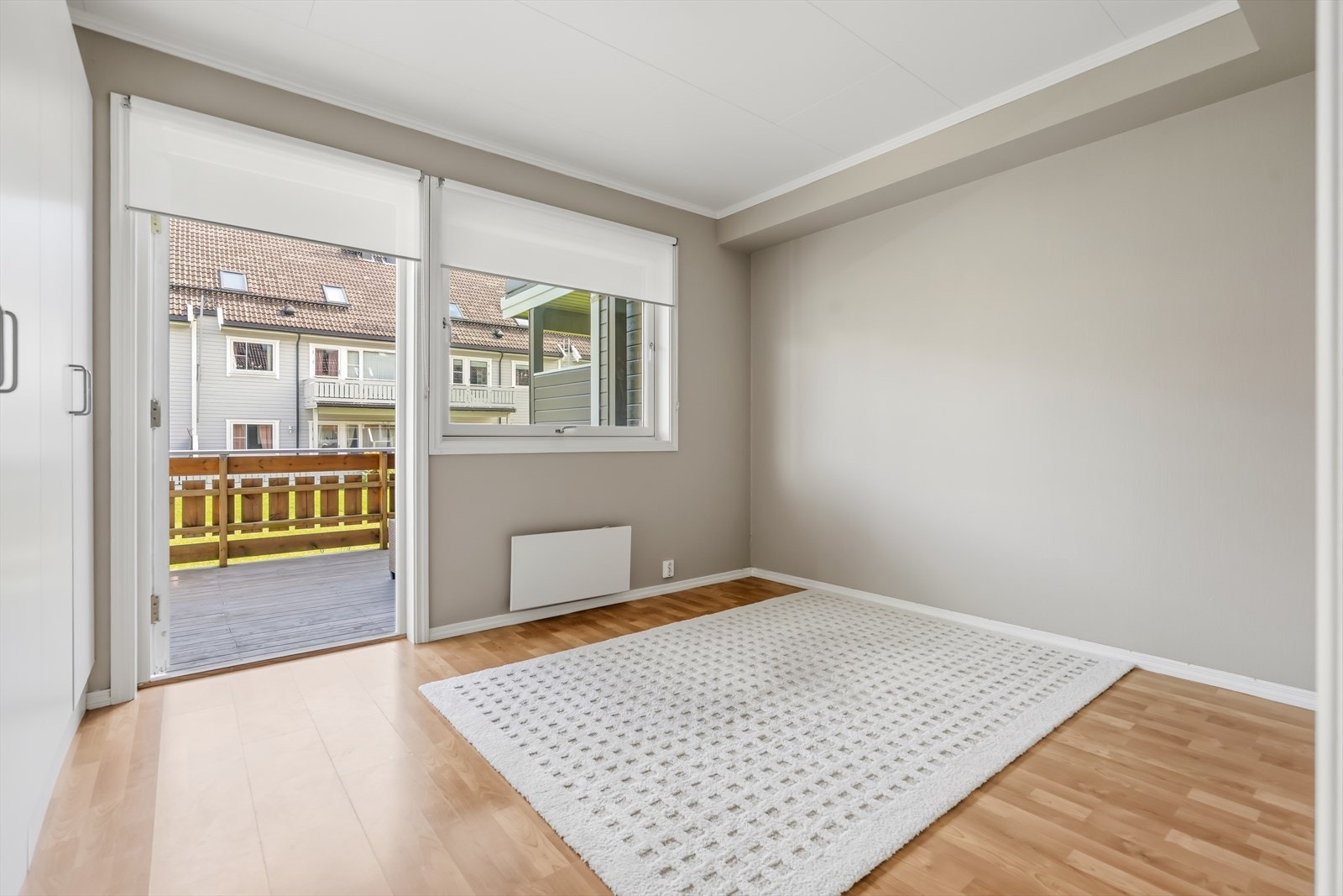 Det andre soverommet egner seg godt som hovedsoverom og har direkte utgang til terrassen på baksiden av boligen. Galleribilde