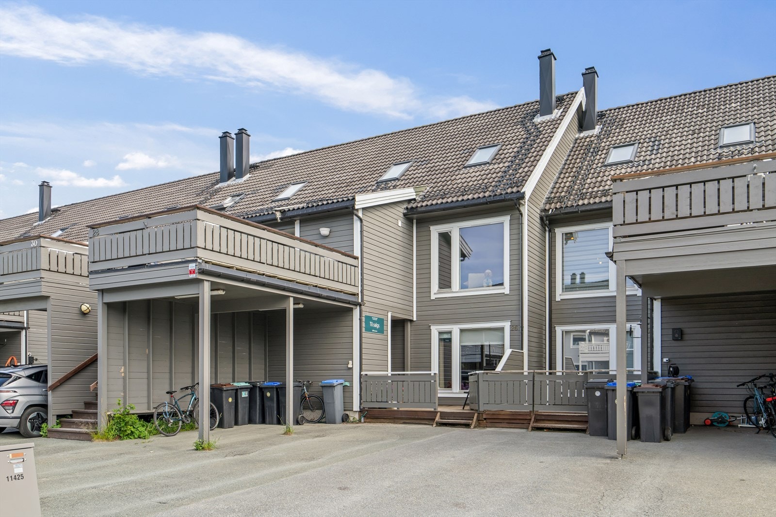 Det er parkeringsplass med plass til to biler foran leiligheten. Galleribilde