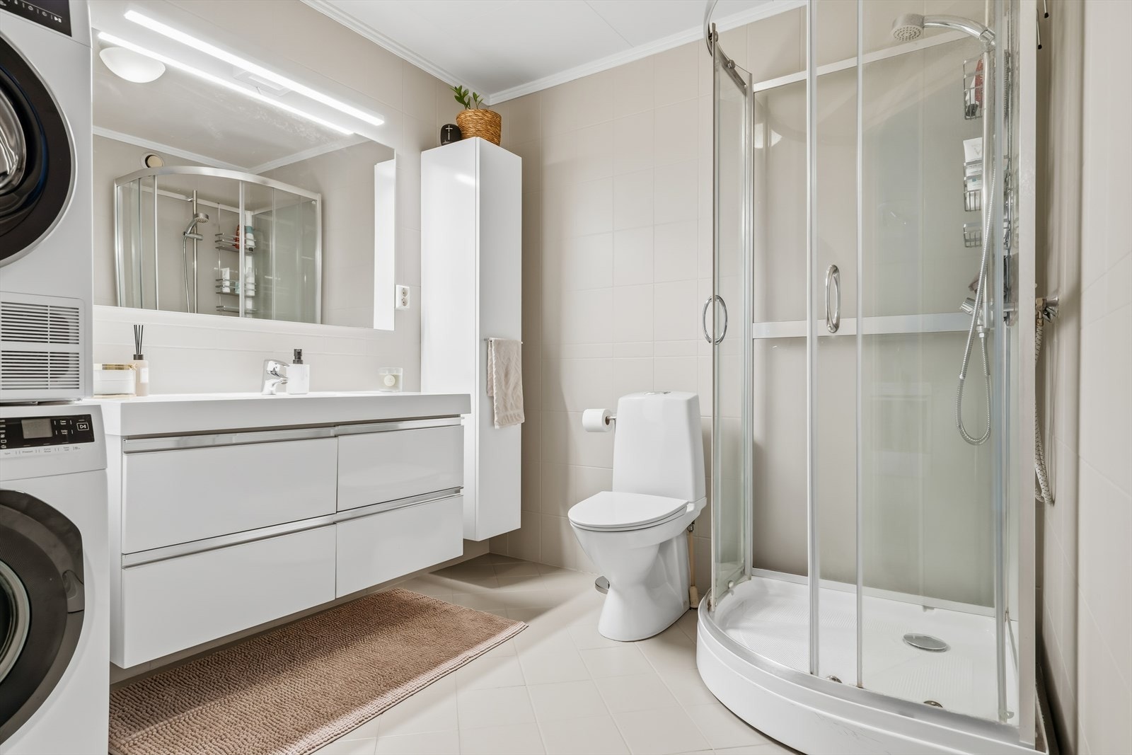 Badet har en tidløs utførelse med flislagte vegger og gulv, og elektriske varmekabler i gulvet. Galleribilde