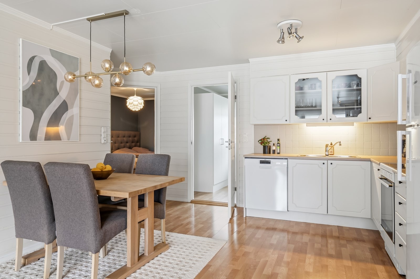 Kjøkkenet ligger i åpen løsning mot stuen. Galleribilde