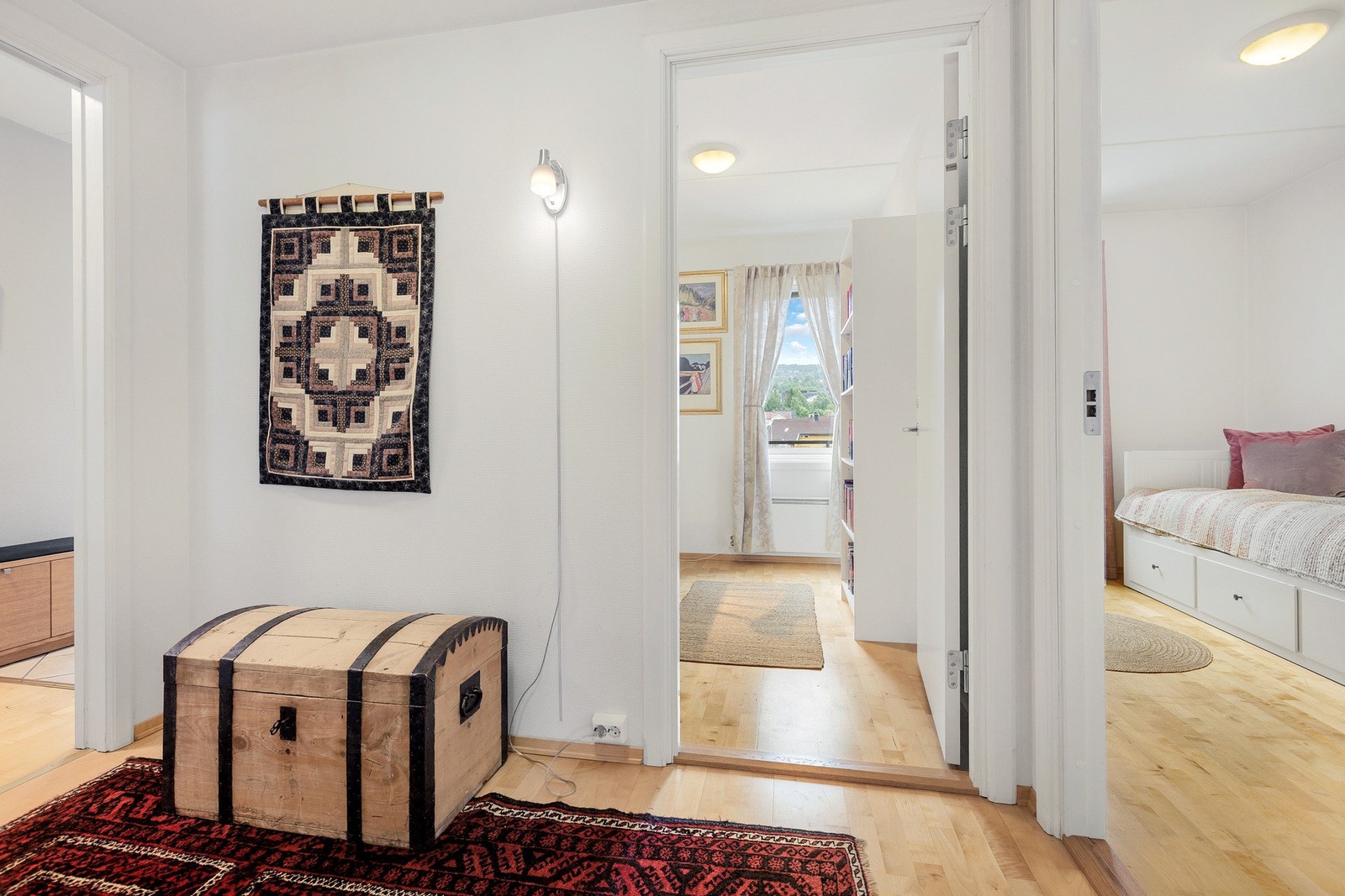 Romslig gang med dører videre inn til øvrige rom. Galleribilde