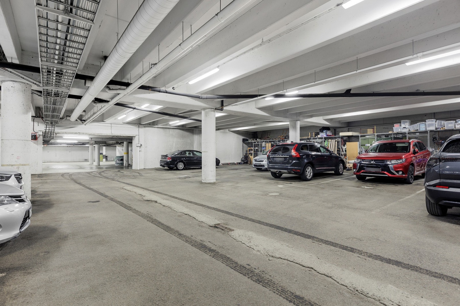 Romslig garasjekjeller med en merket p-plass som følger leiligheten. Galleribilde