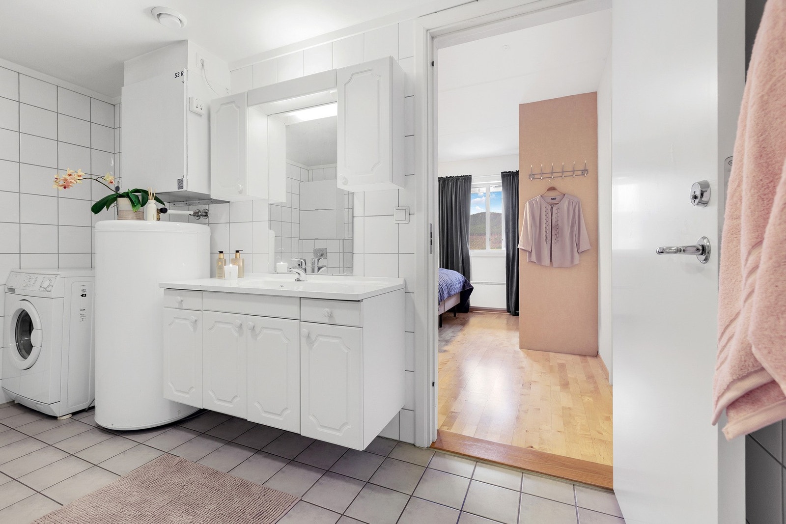 Badet er av god størrelse og har flislagte overflater på gulv og vegger. Galleribilde