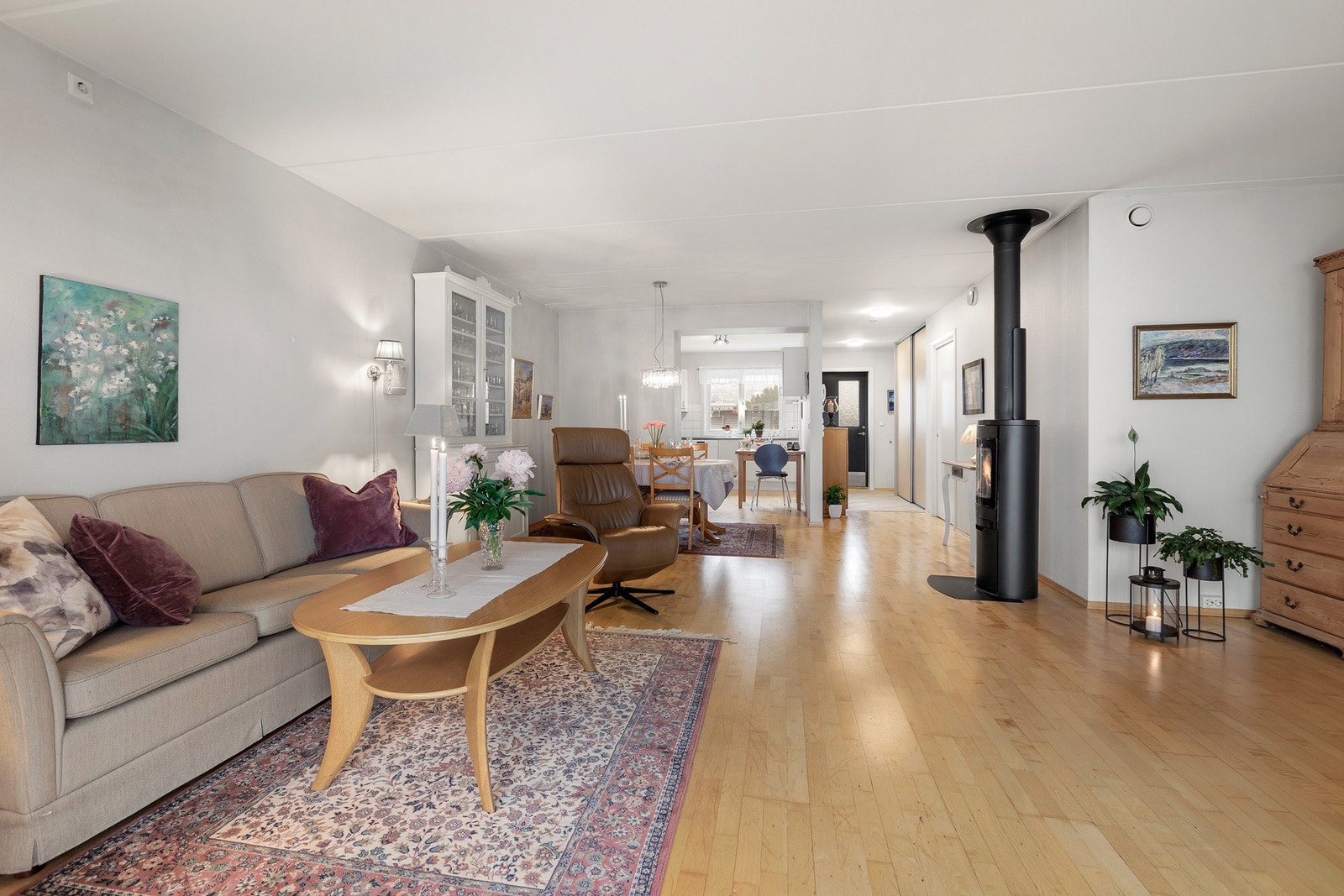 Stuen er lys og romslig med en åpen og innbydende utforming som gir god plass til både sofagruppe og spiseavdeling. Galleribilde