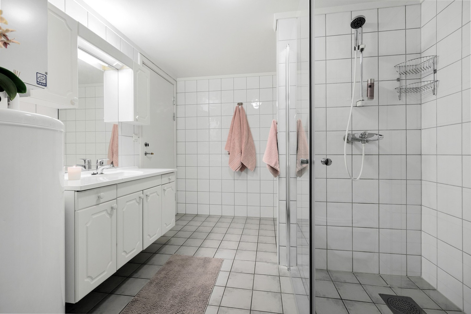 Det er i tillegg opplegg for vaskemaskin. Elektriske varmekabler i gulvet og balansert ventilasjon. Galleribilde