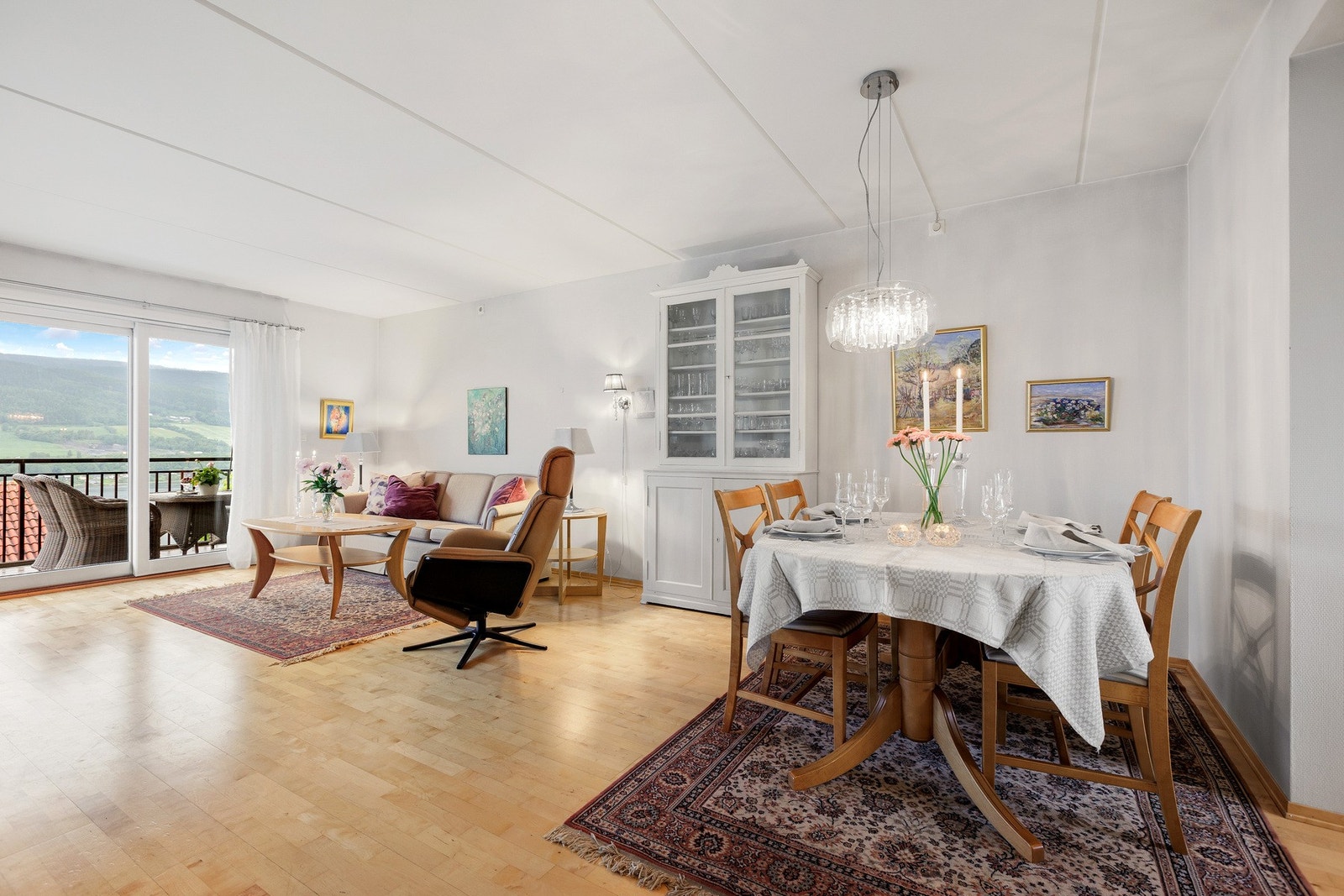 God plass til spisestuemøblement i tilknytning til kjøkkenet. Galleribilde
