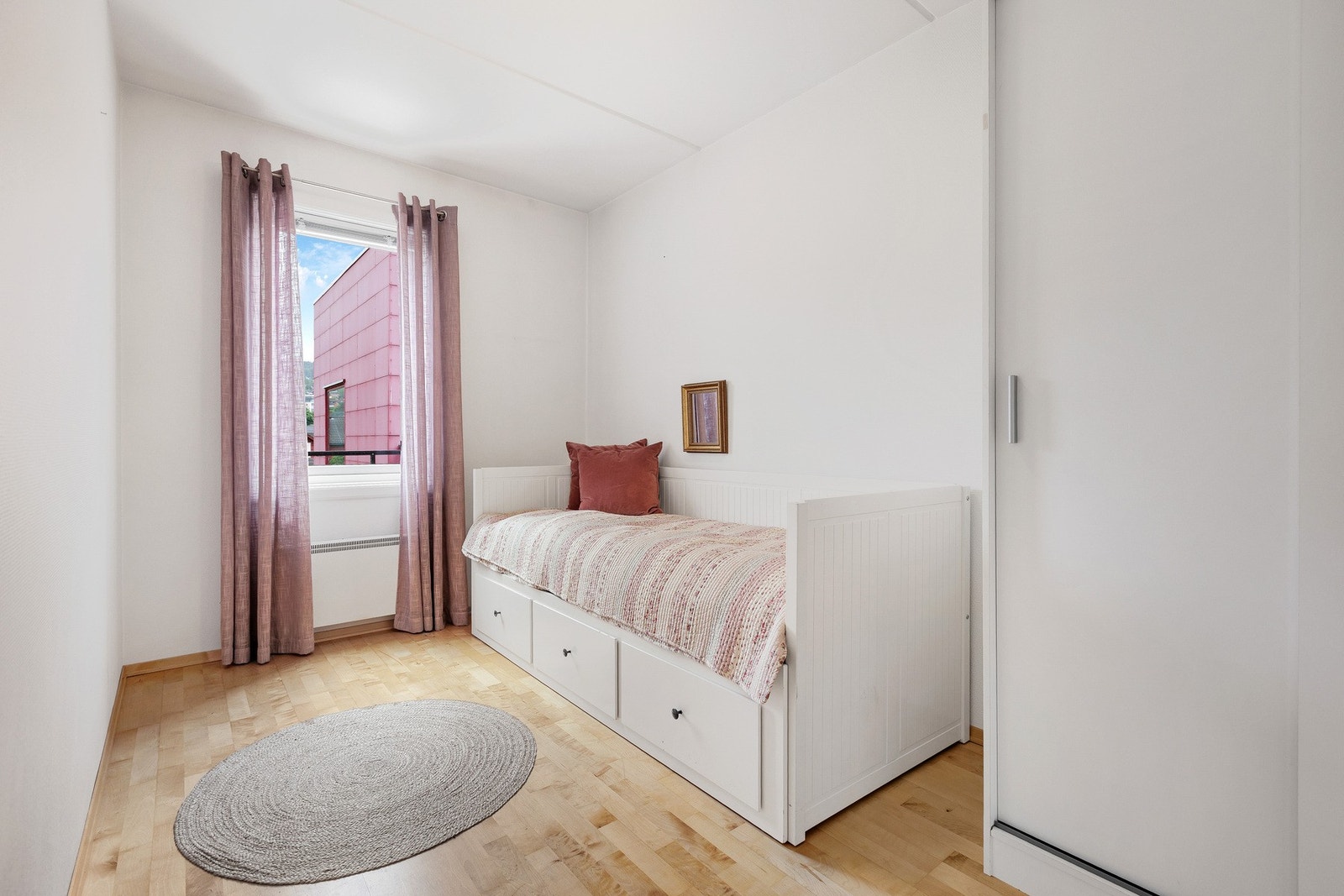 Soverommene fremstår som lyse og trivelige. Galleribilde