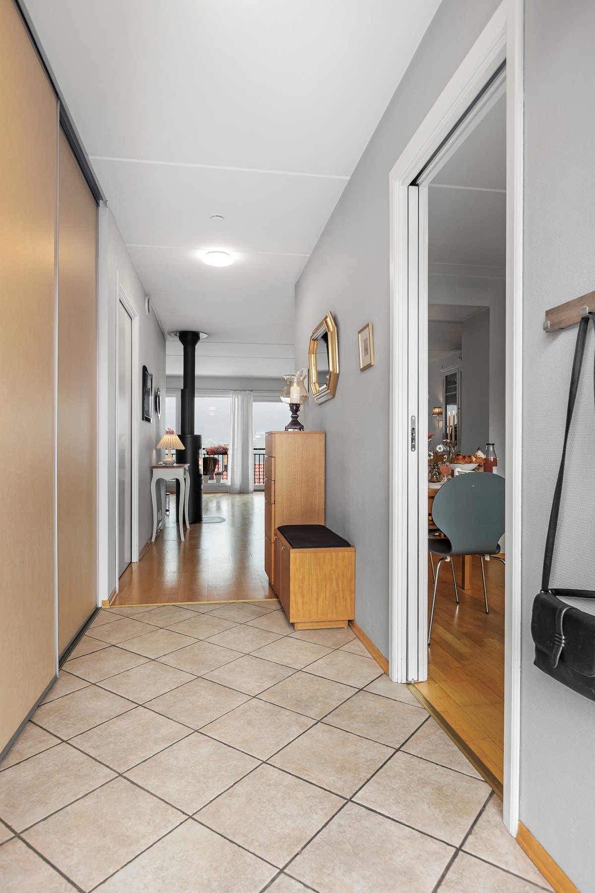 Leiligheten har enkel adkomst fra bakkeplan, og borettslaget er utstyrt med heis som gir enkel intern adkomst mellom etasjene og garasjeanlegget. Galleribilde