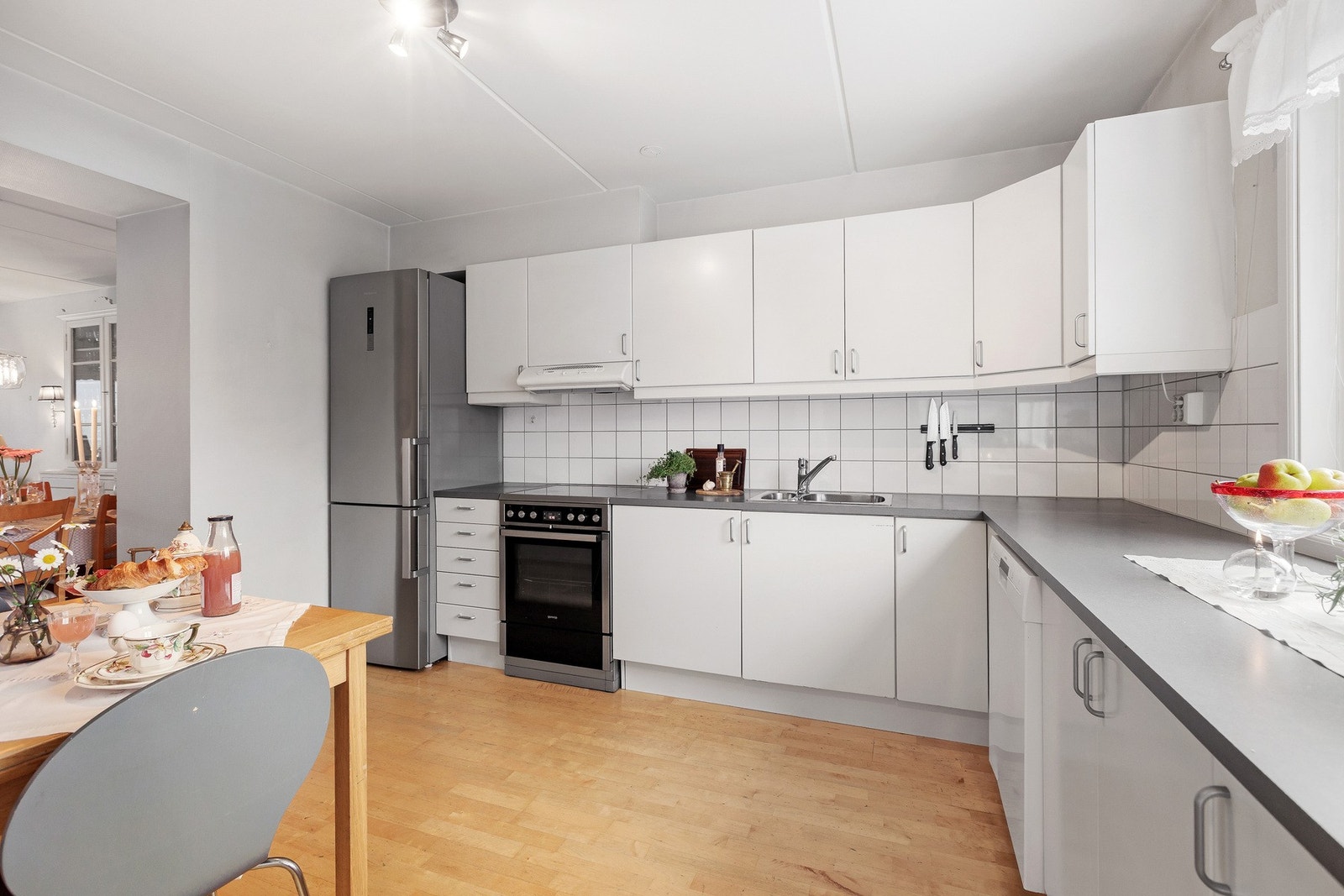 Av hvitevarer finner man oppvaskmaskin og komfyr. Det er ventilator med avtrekk til det fri samt vannstoppsystem. Galleribilde