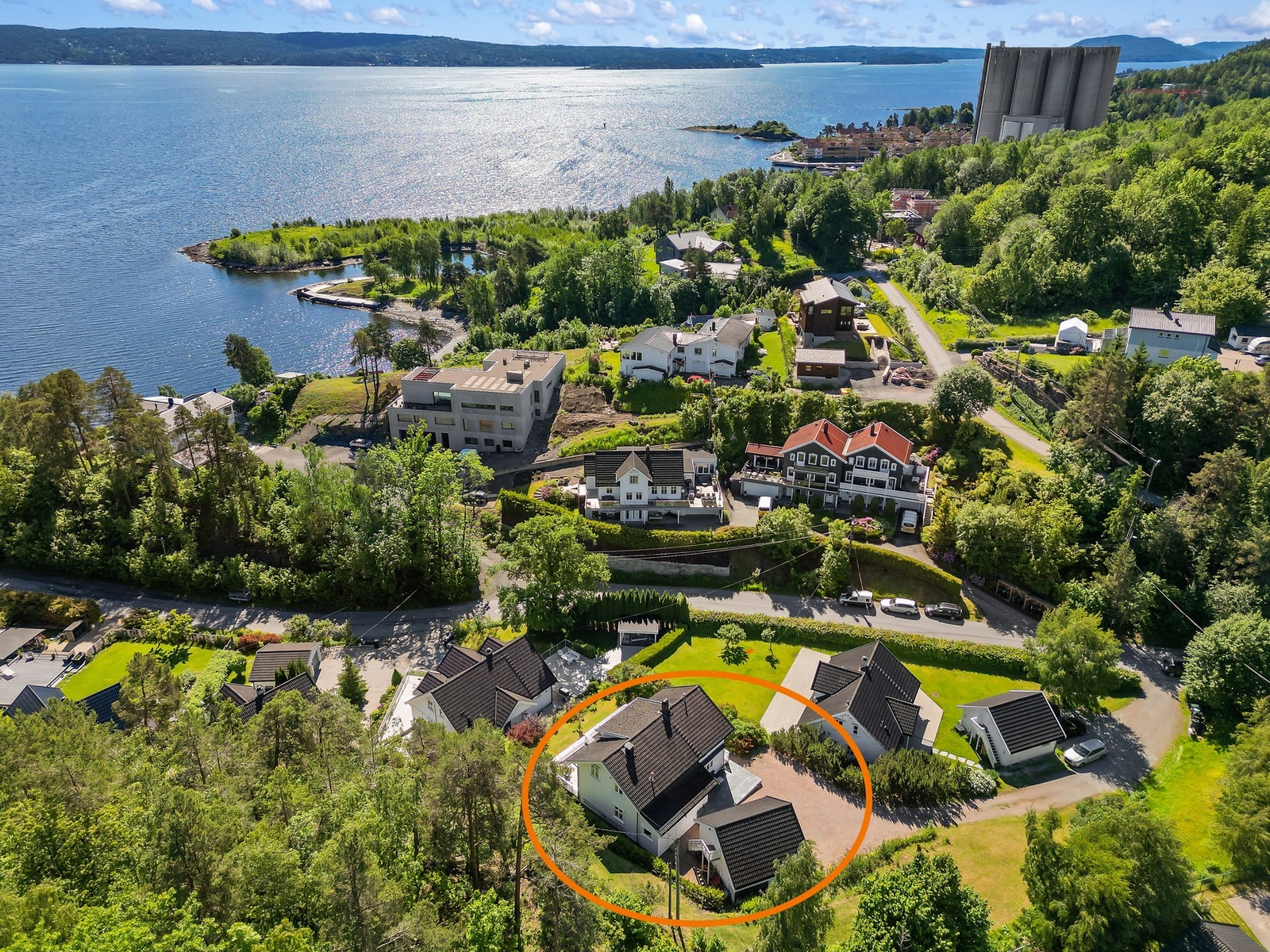 Boligen har en fin beliggenhet i barnevennlig område og nærhet til sjøen. Galleribilde