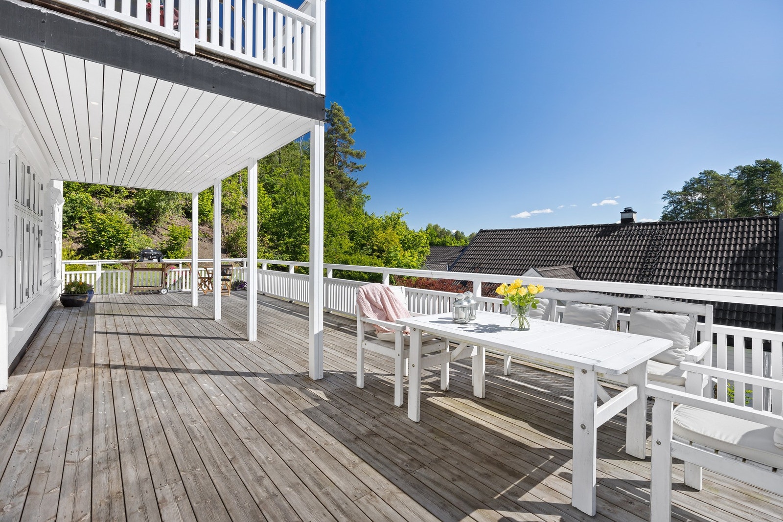 Stor, solrik terrasse med god plass til flere sittegrupper. Galleribilde