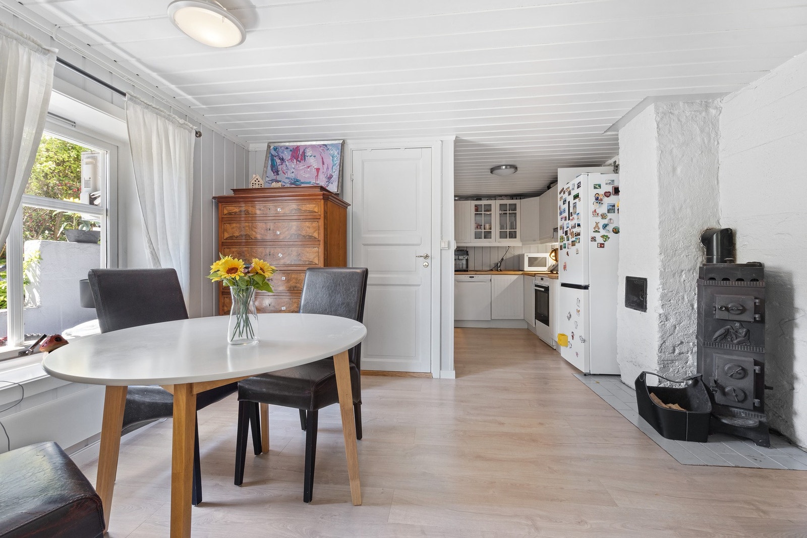 Lys og innbydende underetasje med stue, kjøkken, bad og to soverom. Galleribilde