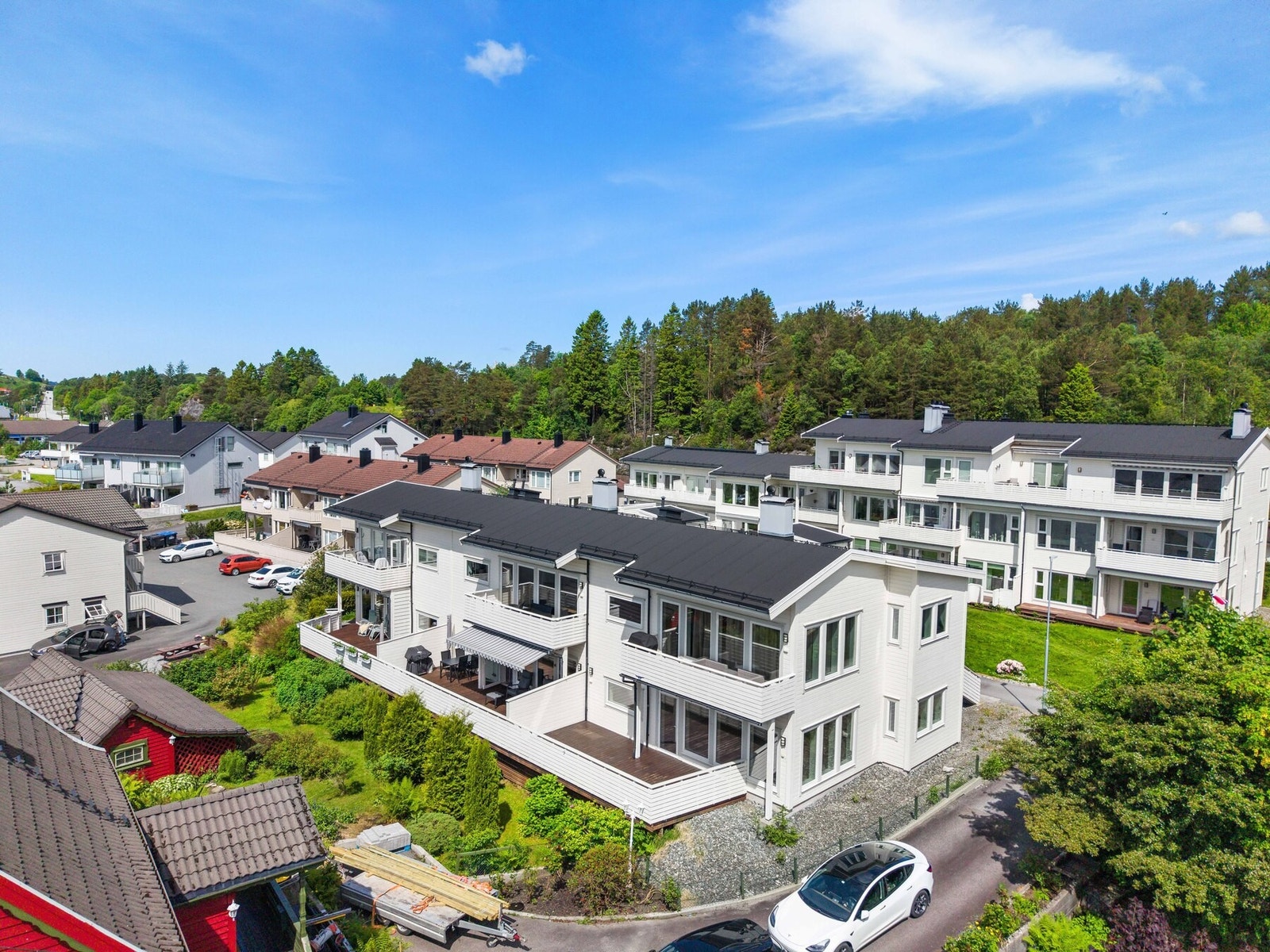 Boligen ligger fint til i et etablert og rolig nabolag Galleribilde