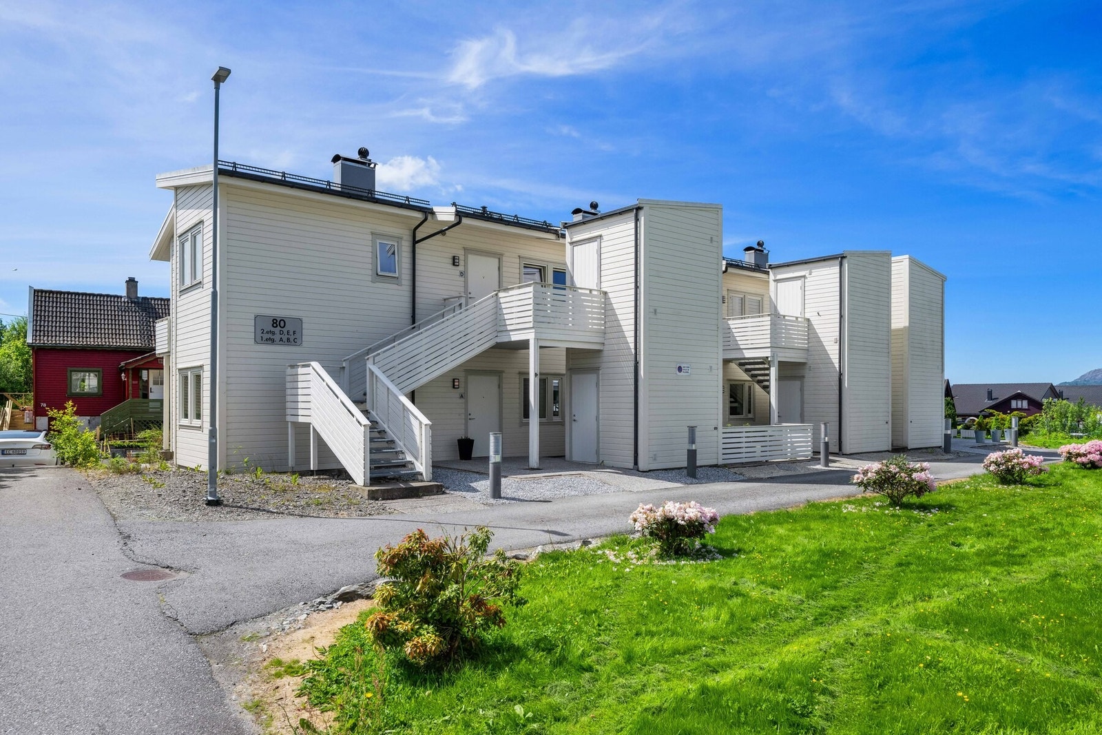 Boligen ligger fint til i bygg fra 2012 Galleribilde