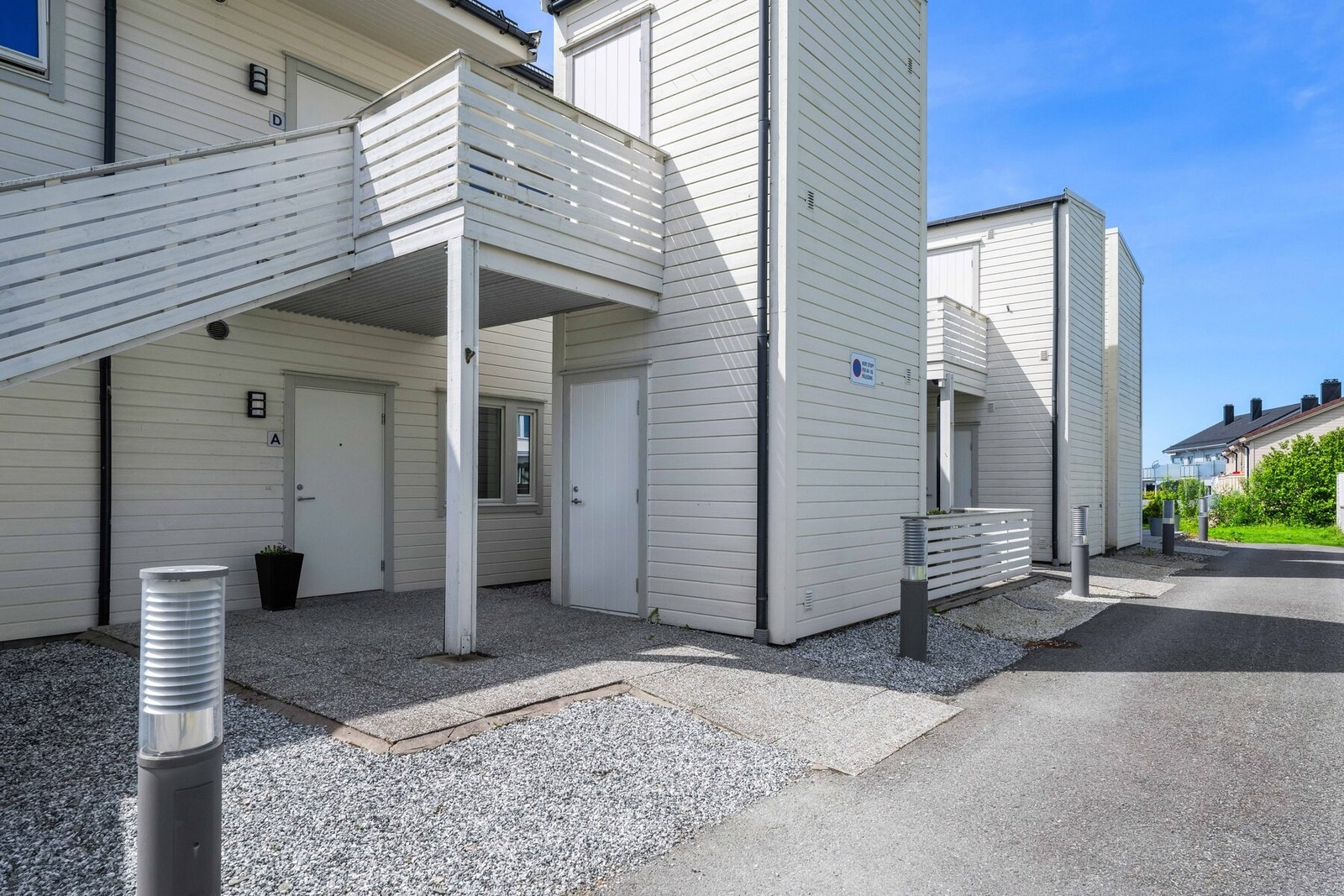 Boligen inneholder entré, stue/kjøkken, to soverom, bad og innvendig bod Galleribilde