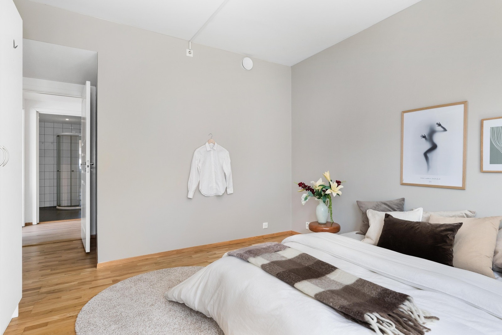 Rommene har behagelige og lune farger på vegger Galleribilde