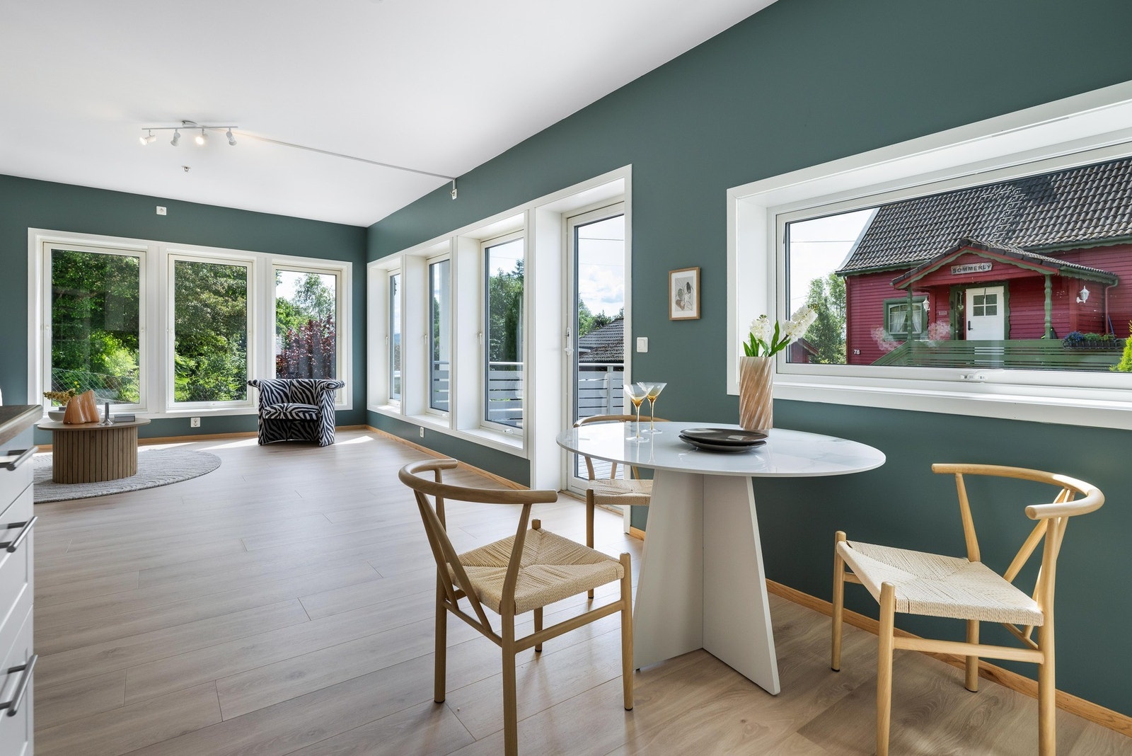 Fra stuen har man utgang til stor og herlig uteplass på 24 m² Galleribilde