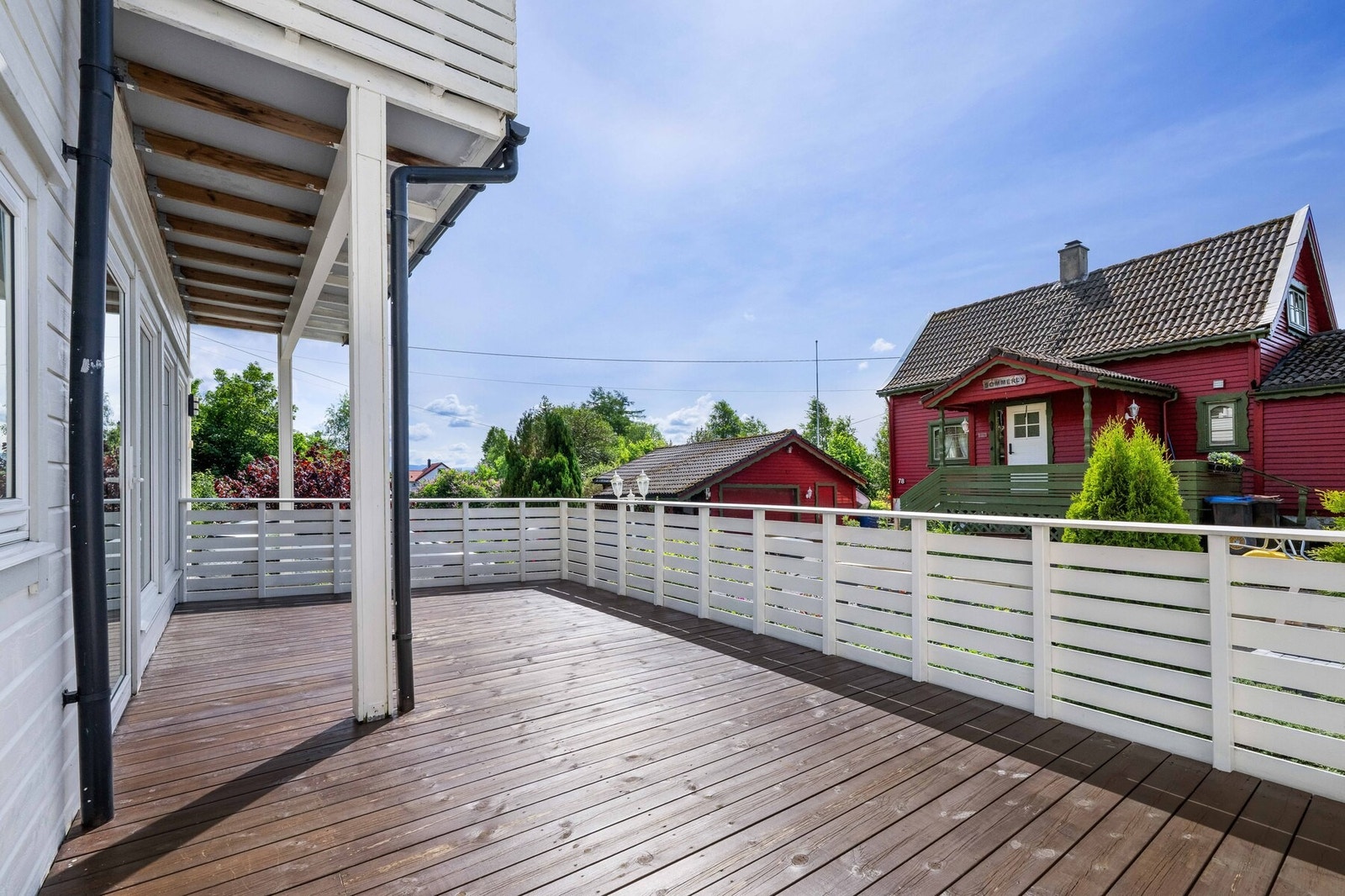 Her er det rikelig med plass til både utemøbler og grill Galleribilde
